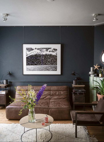 Stilvoll wohnen mit Farbe Farbratgeber  Couch Leder dunkelgrau